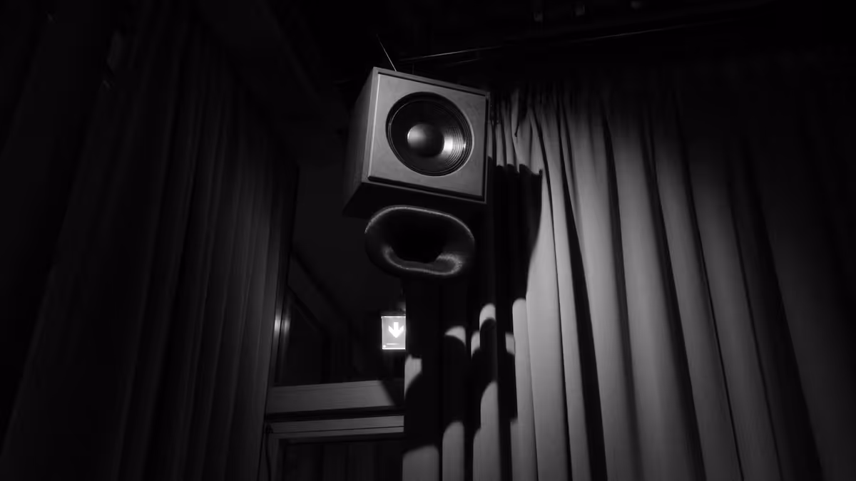 Bafle suspendido sobre un escenario con telón oscuro, en blanco y negro
