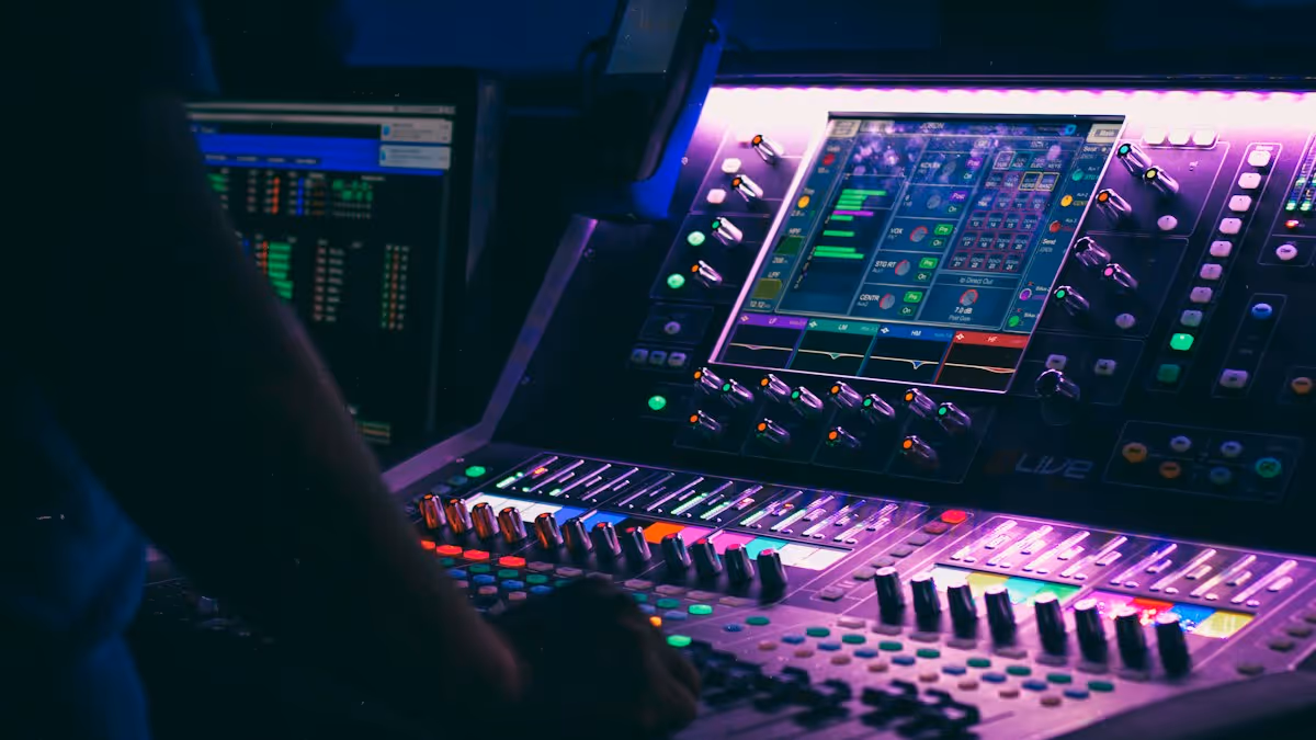 Consola de audio iluminada con pantallas y controles de mezcla