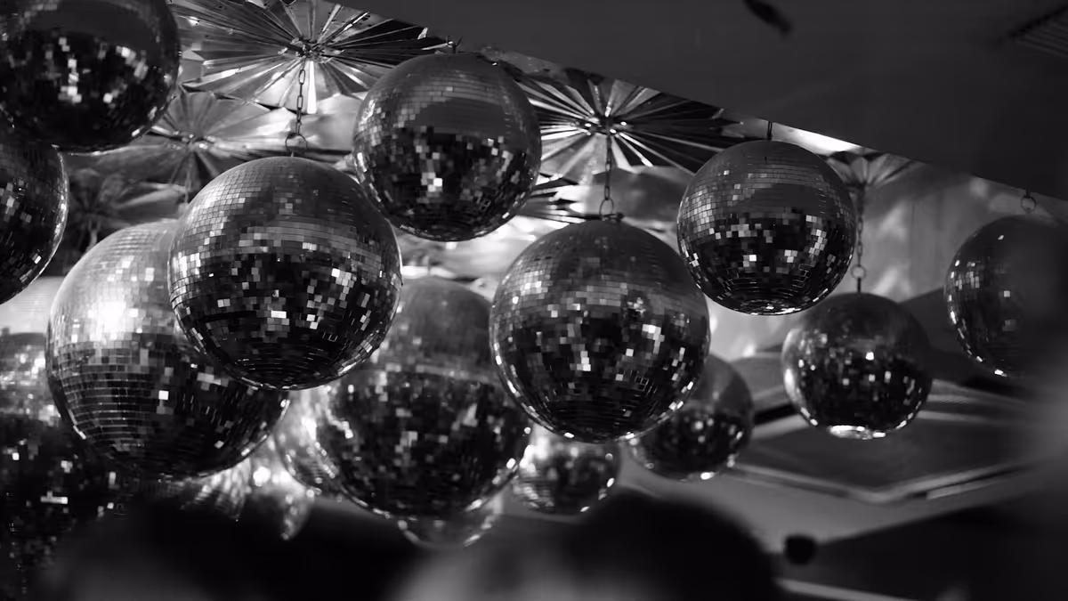 Bola de espejos agrupadas bajo techo con reflejos plateados