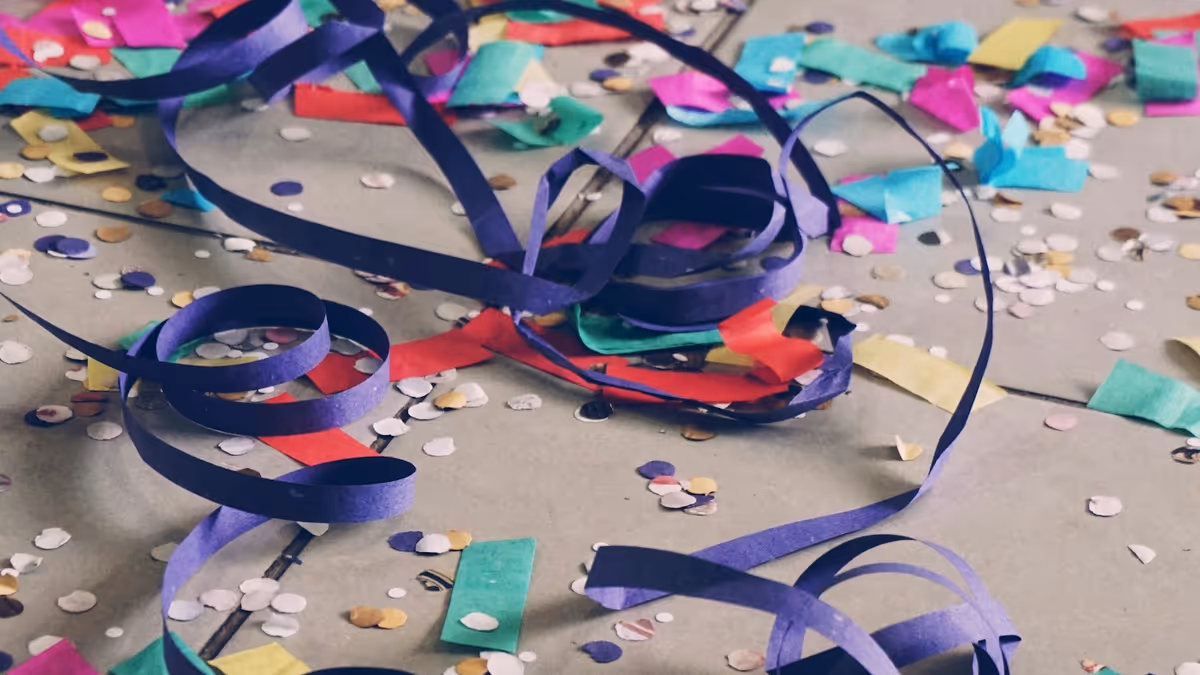 Confeti de colores y serpentinas sobre el piso después de una celebración