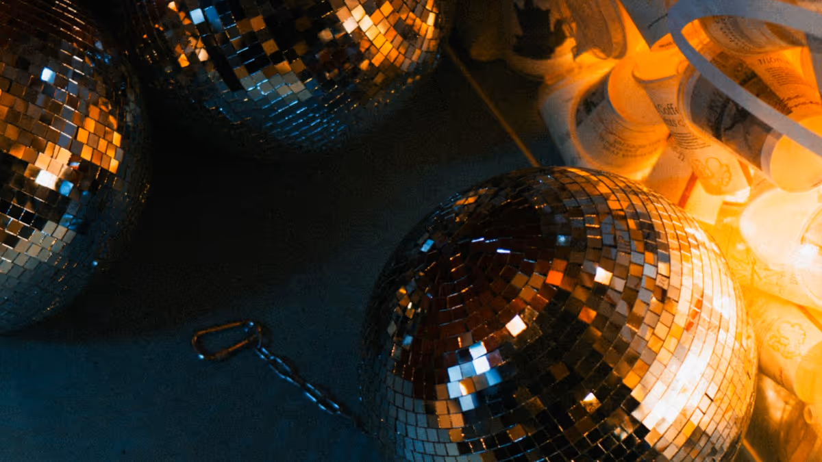 Luces violetas y estructuras sobre una pista de baile