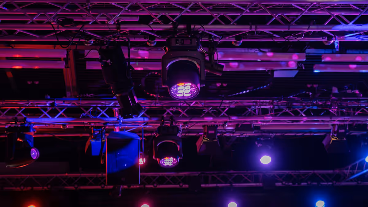 Luces violetas y estructuras sobre una pista de baile