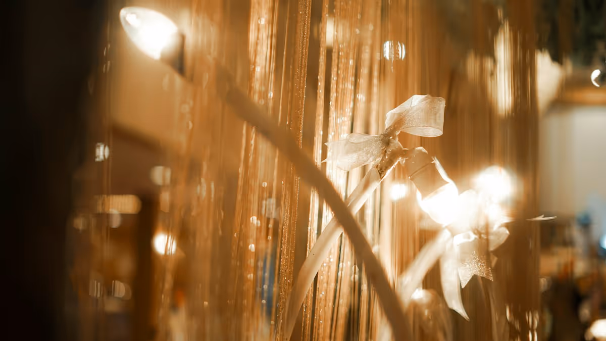 Cortina de luces cálidas cuelga frente a un interior desenfocado