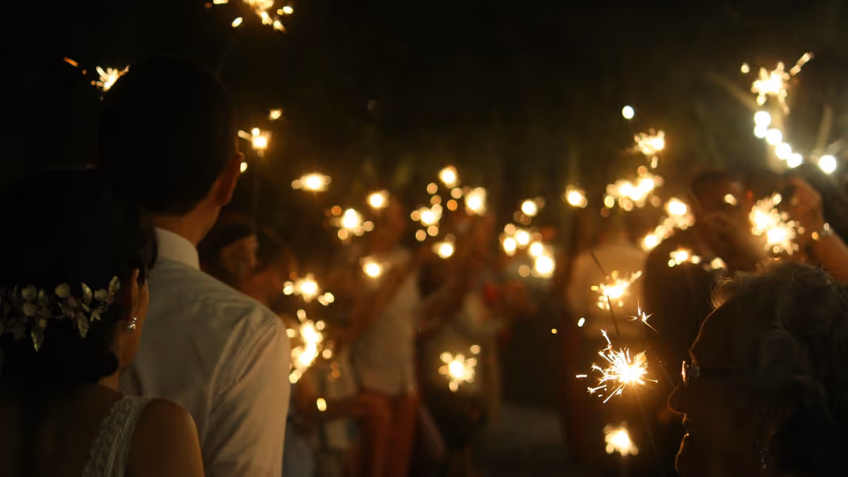 Pasillo de invitados con bengalas encendidas desenfocadas durante una salida nocturna