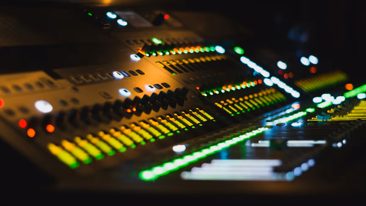 Consola de mezcla digital con medidores de nivel encendidos durante un montaje de audio