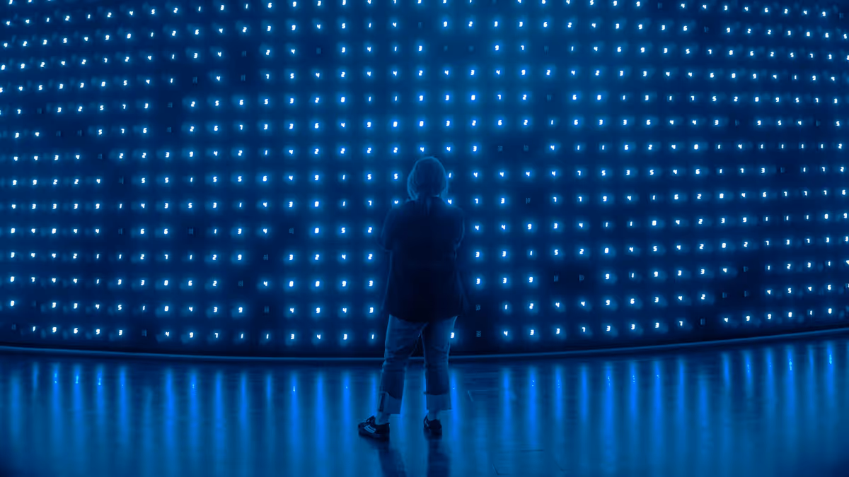Persona de pie frente a un muro de luces LED en un escenario