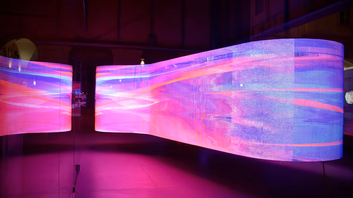 Pantalla LED curva con contenido de colores en un espacio de evento