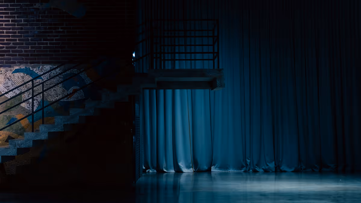 Escenario con cortinas azules y escaleras laterales