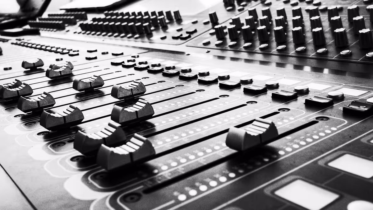 Consola de audio con perillas y controles en primer plano