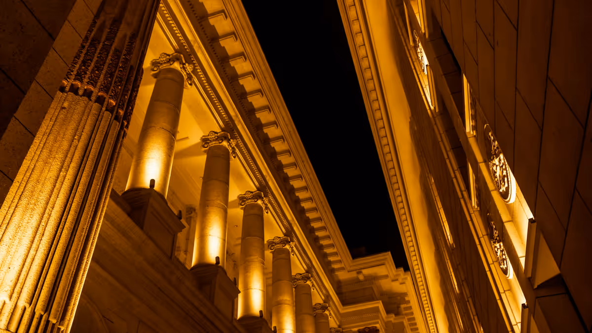 Edificio con columnas ornamentadas iluminadas durante un montaje nocturno