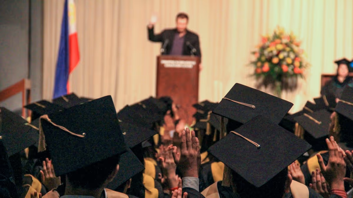 Persona dando un discurso durante una ceremonia de graduación