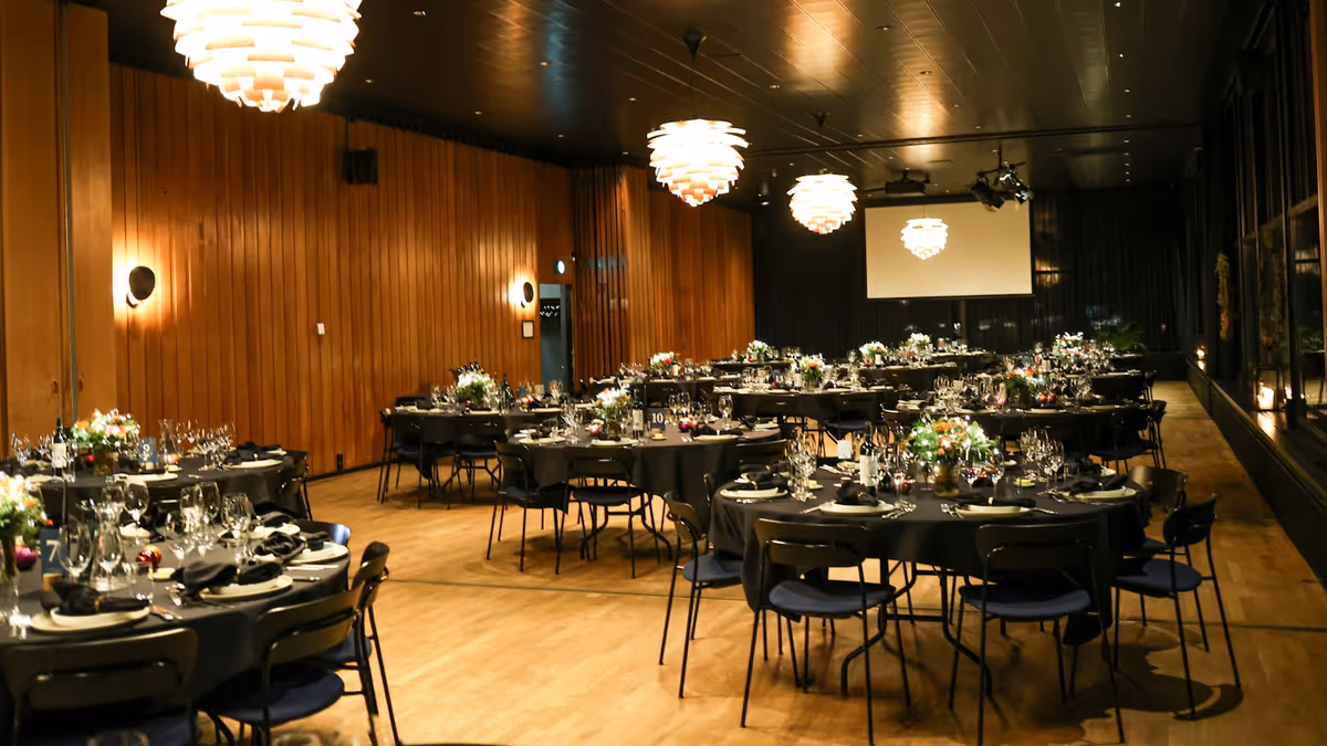 Mesas redondas en elegante salón de eventos preparado para una celebración