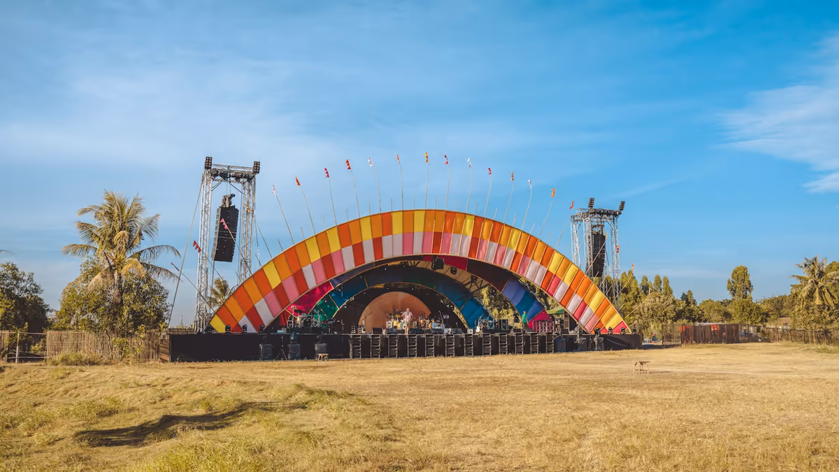 Escenario preparado para concierto en campo con estructura de iluminación