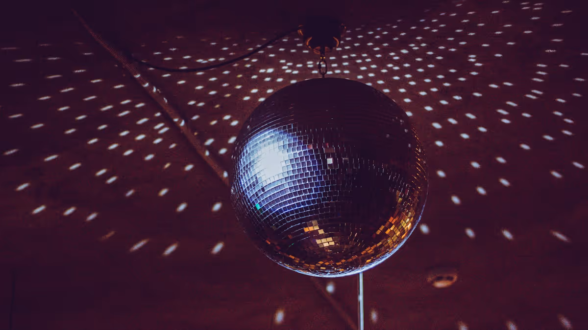 Bola de discoteca plateada para pista en hacienda