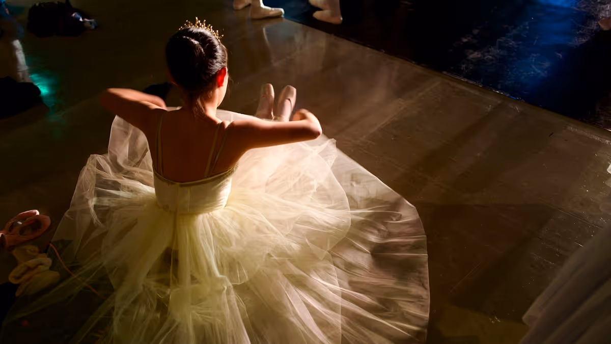 Mujer con vestido blanco en pista iluminada para quince años