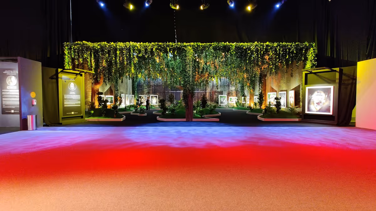 Escenario preparado para espectáculo con alfombra roja y zonas de iluminación