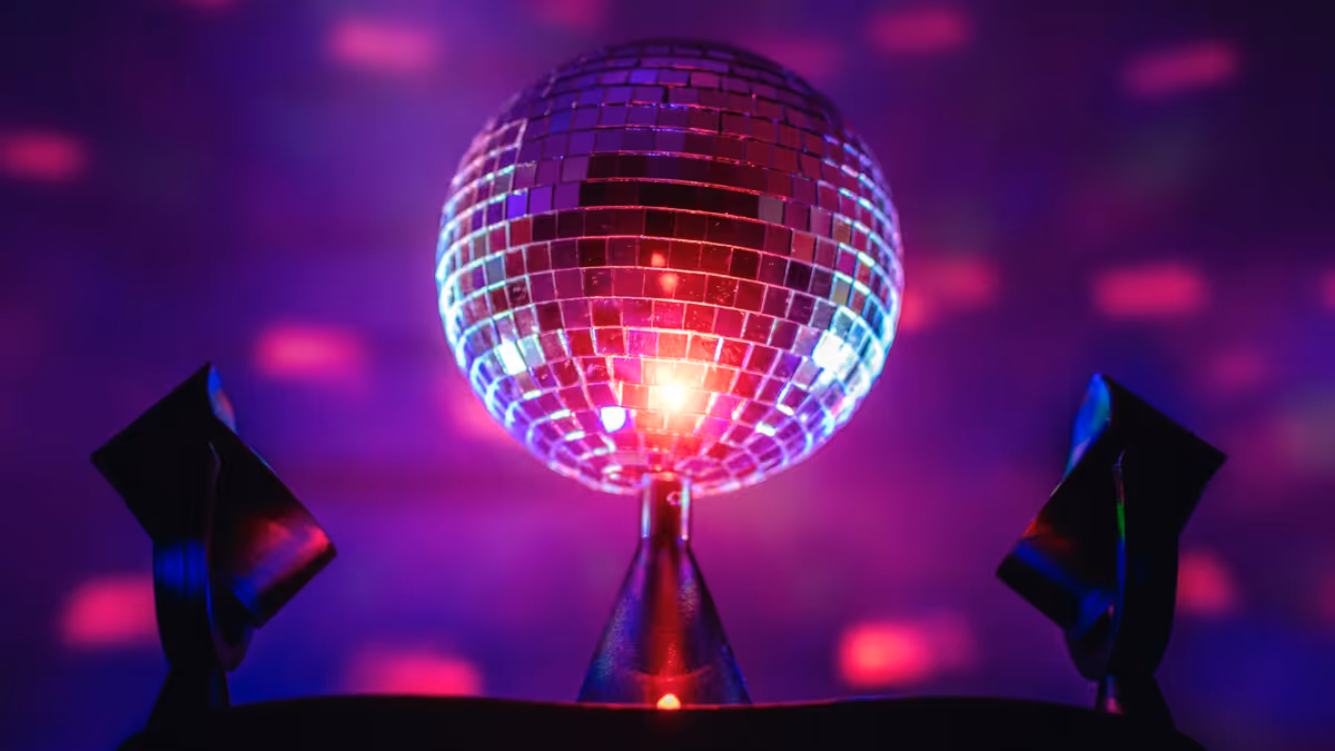 Bola de discoteca sobre poste metálico para centro de mesa