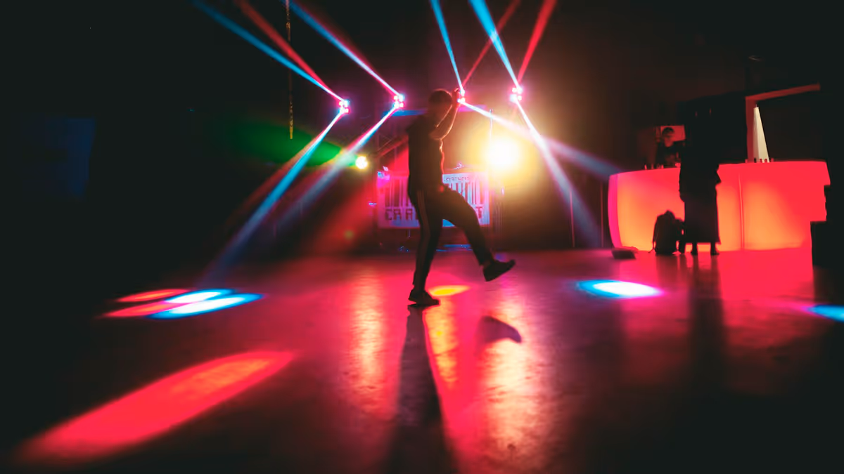 Silueta de persona bailando bajo iluminación neón en una fiesta