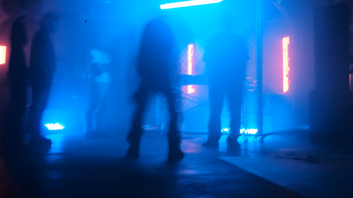 Siluetas de personas en habitación iluminada con neón azul