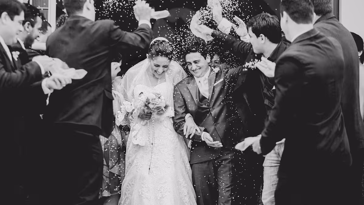 Pareja casada sale de iglesia después de la ceremonia
