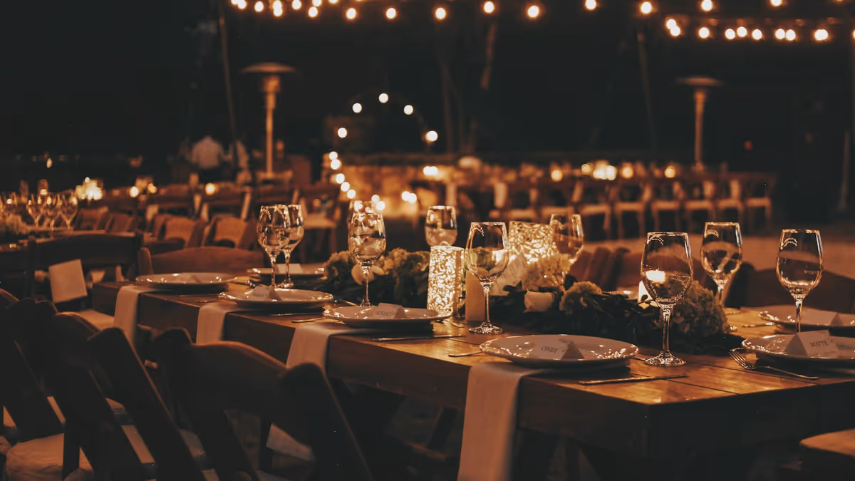 Mesa preparada para cena formal como referencia de fondo para novios