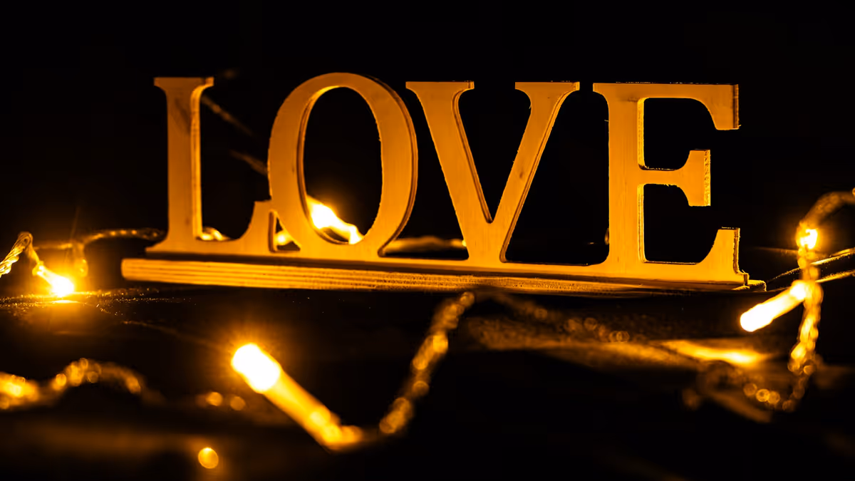 Signo dorado de amor rodeado de luces bokeh para photo booth de boda