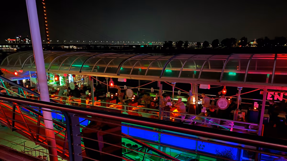 Luz LED verde sobre fondo negro, referencia del ambiente para una fiesta neón