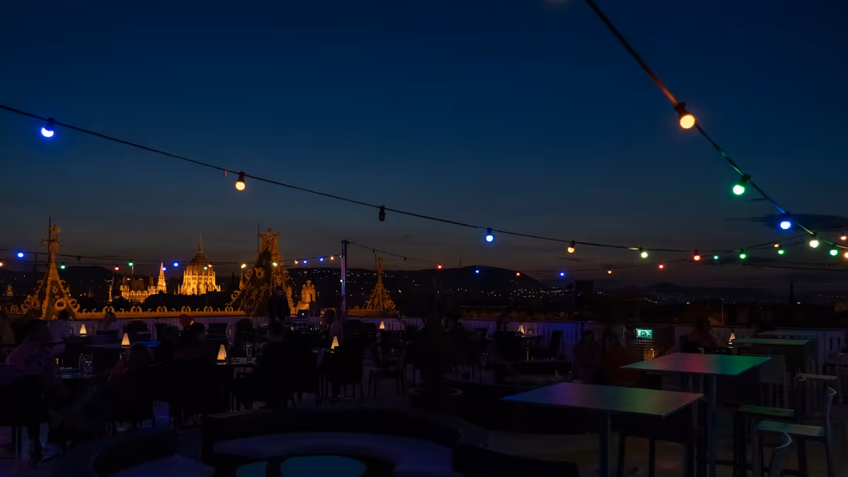 Terraza al aire libre con guirnaldas de luces encendidas para una fiesta nocturna
