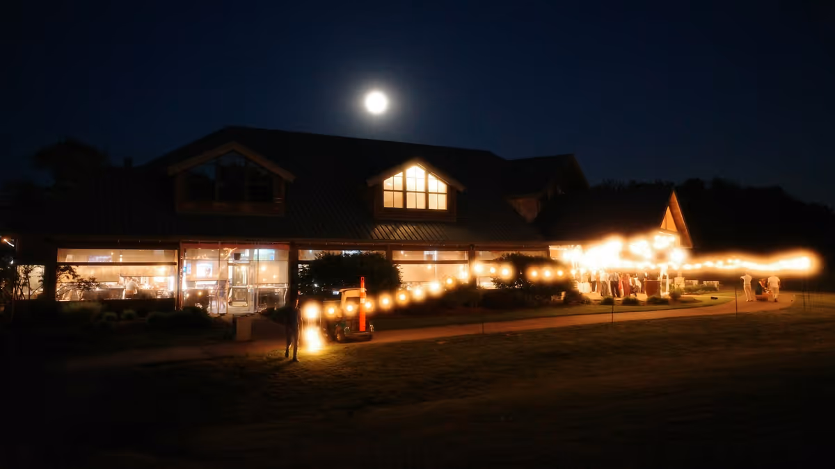 Edificio iluminado por la noche bajo luna llena para un evento