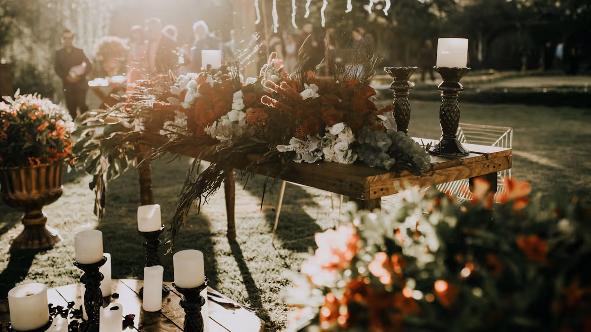 Decoraciones florales variadas sobre mesa con candelabros para montaje coordinado