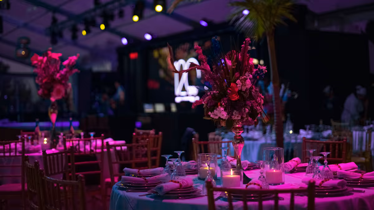 Mesa de fiesta con velas y flores para coordinar iluminación inalámbrica