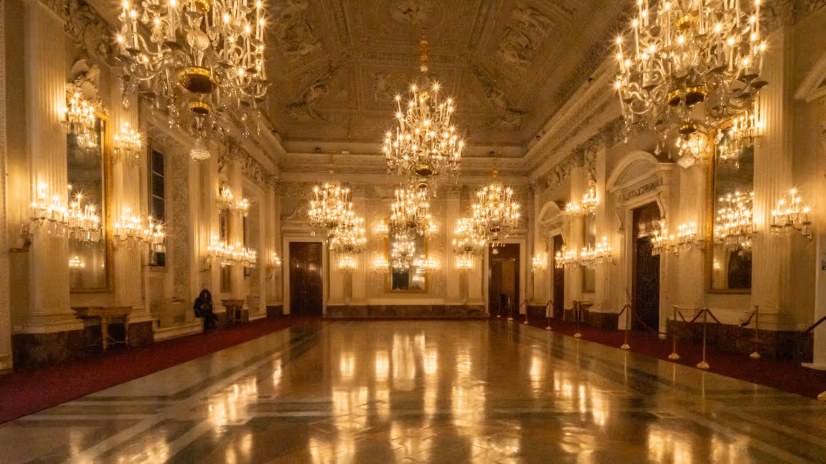 Gran salón de baile con candelabros y piso pulido, superficie a cuidar con burbujas