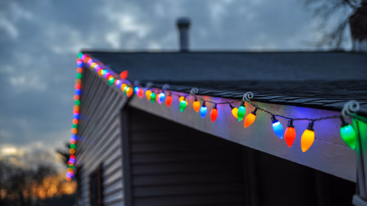 Guirnaldas de luces en borde superior de tejado para posada