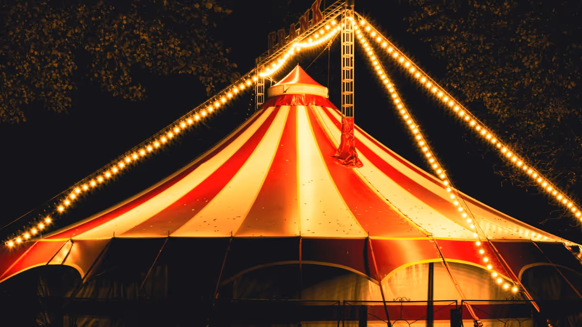 Gran carpa rodeada de luces para celebración nocturna de posada