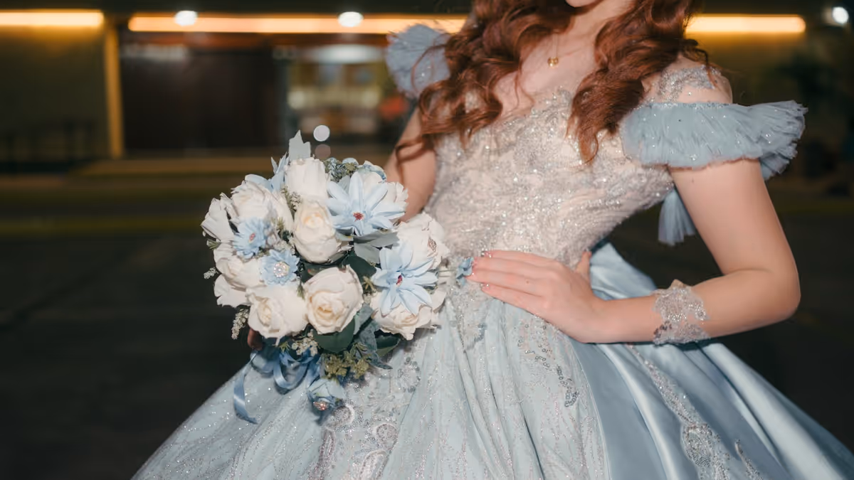 Mujer con vestido azul claro sostiene ramo durante celebración de quince años