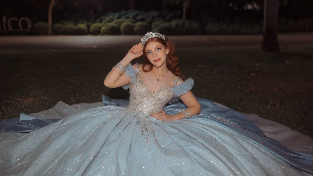 Joven con vestido azul claro y tiara para sus XV años