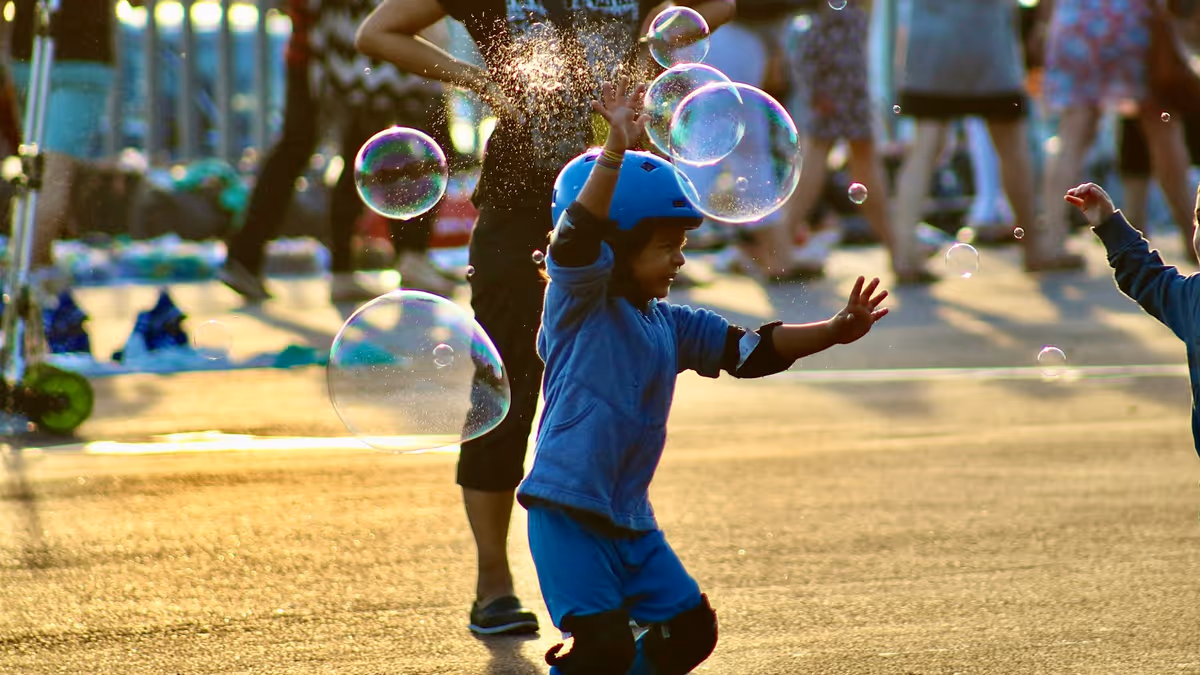 Niño con camisa azul jugando entre burbujas durante una celebración