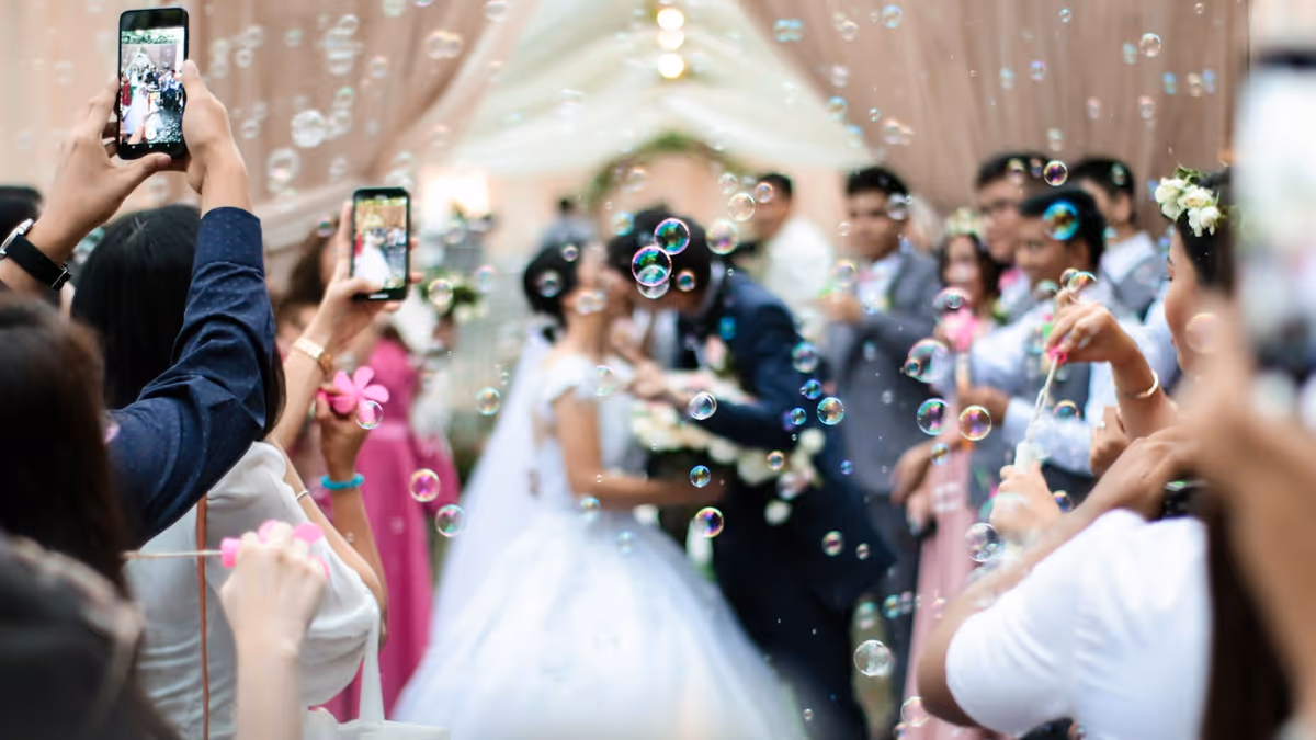 Hombre y mujer se besan durante una escena de celebración