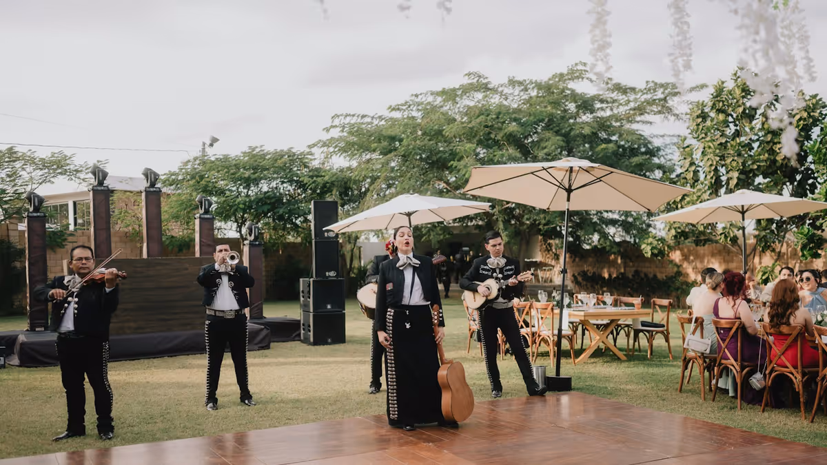 Banda de mariachi toca al aire libre durante una celebración