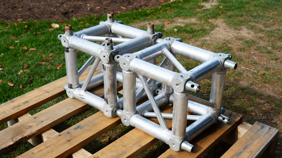 Dos secciones de celosía de aluminio sobre palé en césped para montaje