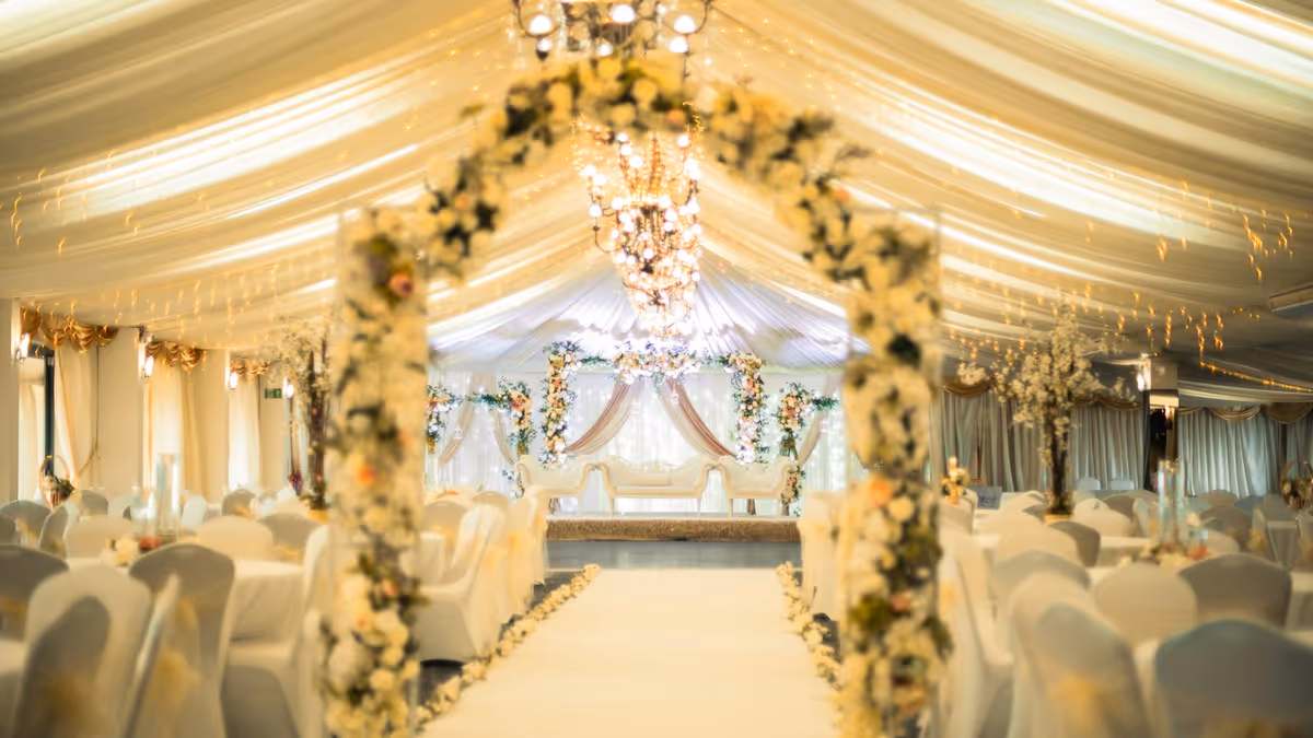 Salón de boda con arco floral y decoración blanca para recepción