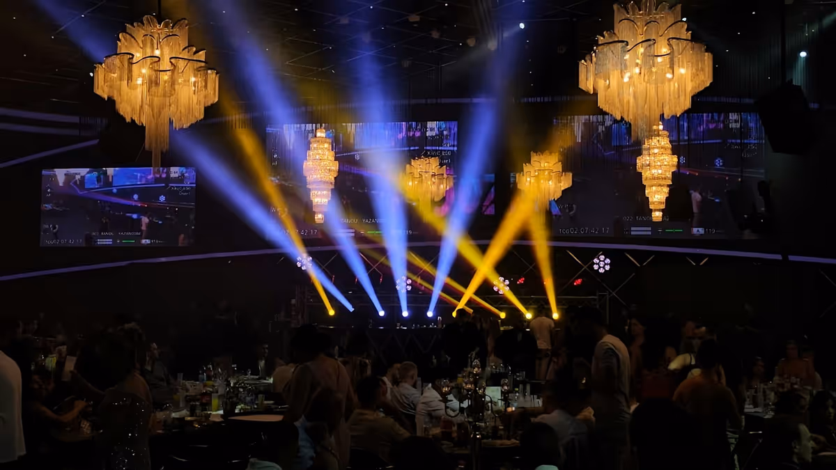 Espacio de eventos con candelabros y focos para cena de gala