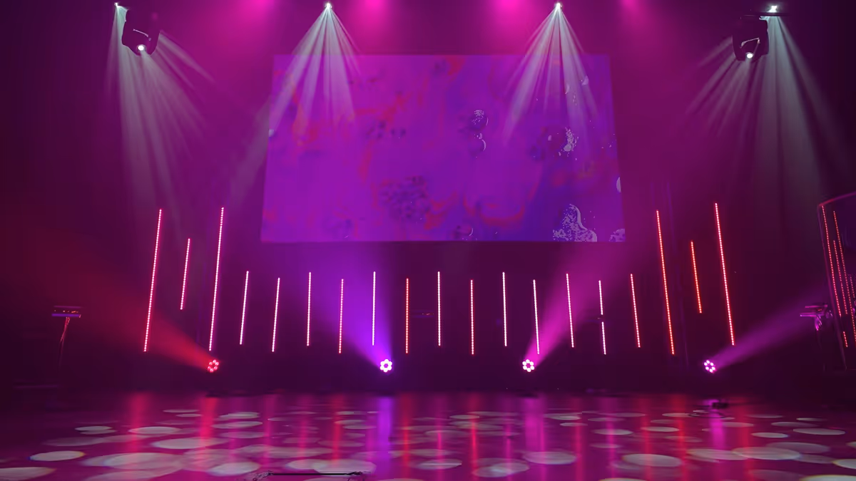 Escenario vacío con luces de color para ceremonia de graduación