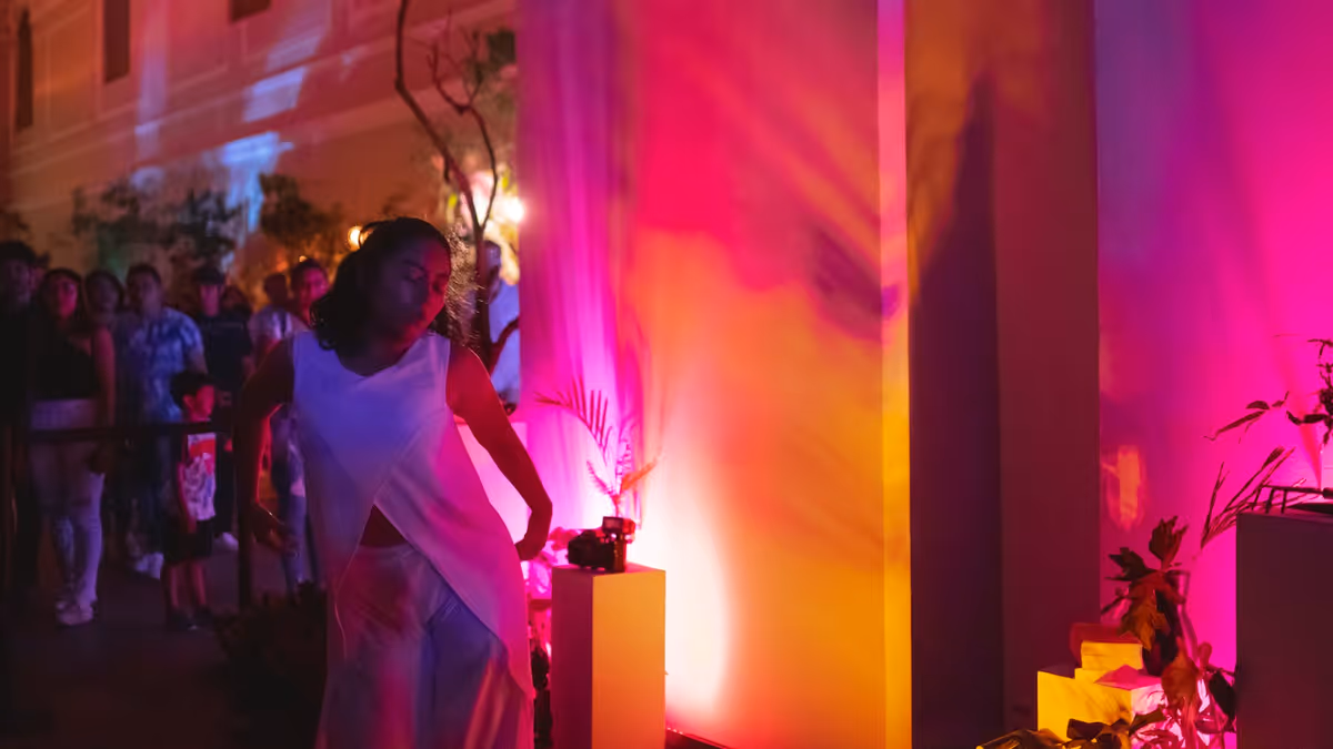 Mujer bailando bajo luces de colores vibrantes en una recepción de boda