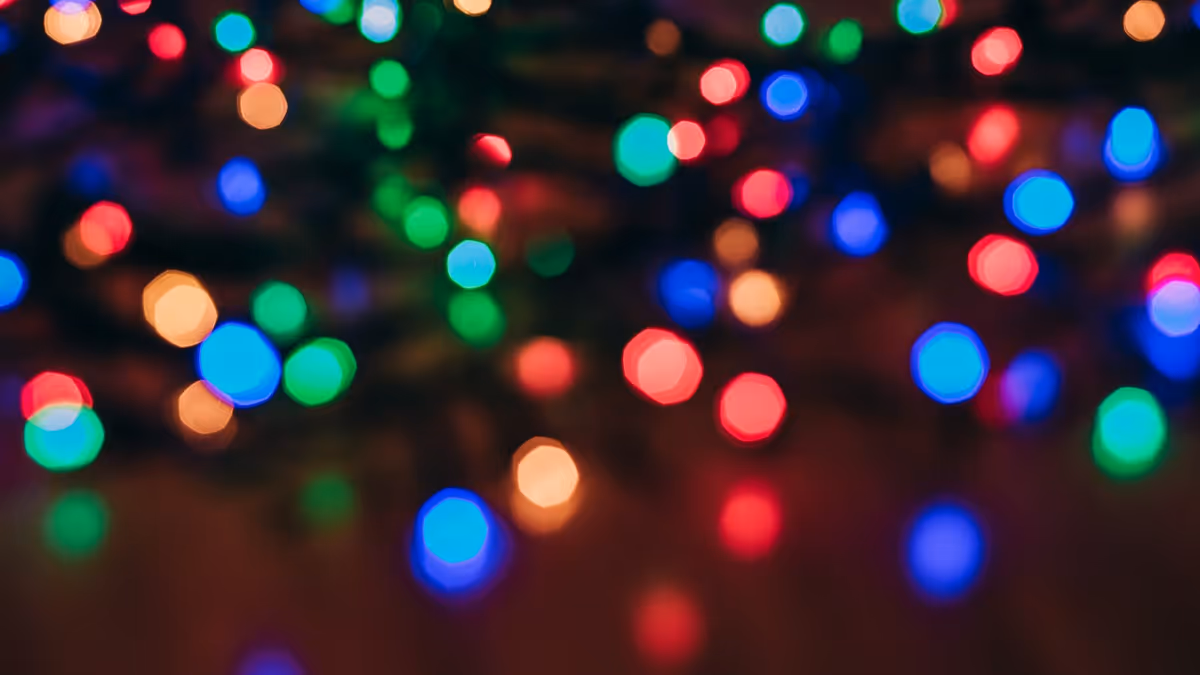 Luces multicolores desenfocadas para ambientar una posada nocturna