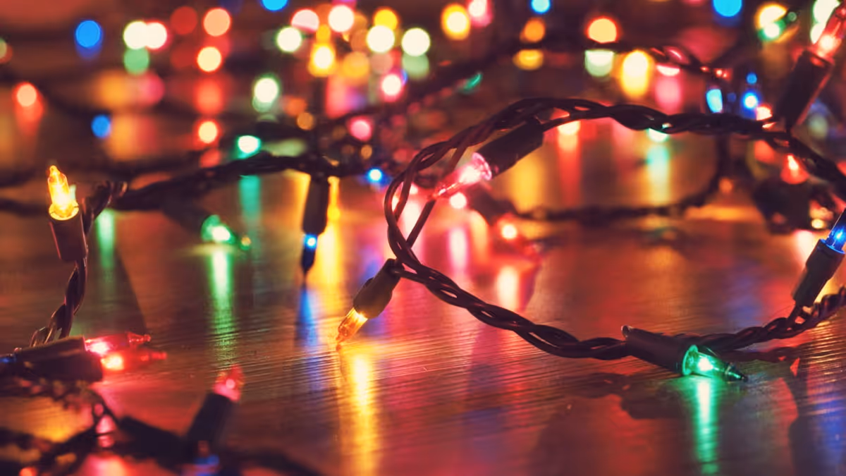 Guirnaldas de luces encendidas para ambientar una posada nocturna