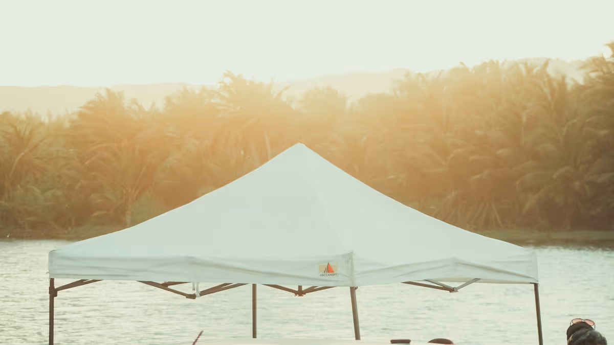 Carpa blanca junto al agua al atardecer para evento exterior