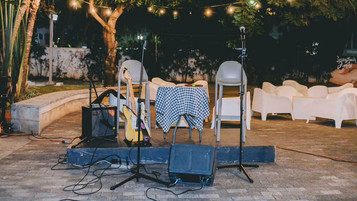 Grupo de sillas colocadas en patio para ceremonia de boda