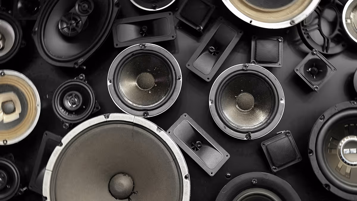 Conjunto de altavoces sobre mesa para planear audio de eventos