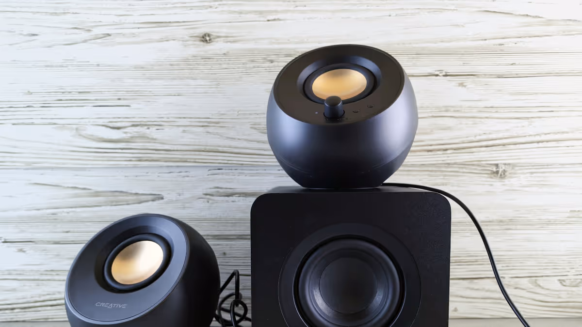 Dos altavoces negros apilados para audio de presentaciones